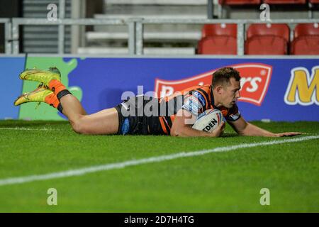 Greg Eden de Castleford Tigers marque son essai tardif. Banque D'Images