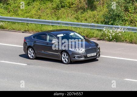 2016 gris Ford Mondeo Titanium HEV Auto ; circulation automobile, véhicules en mouvement, voitures, véhicule roulant sur les routes britanniques, moteurs, conduite sur l'autoroute M6 réseau routier britannique. Banque D'Images