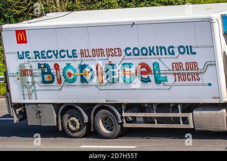 McDonalds « nous recyclons les huiles de cuisson usagées », camions lourds de livraison en vrac, transport, camion, transport, camion, fret, véhicule, livraison, transport, industrie, fret, sur la M61 à Manchester, Royaume-Uni Banque D'Images