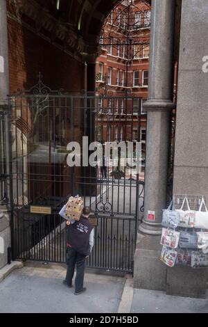 Un liveur de Riverford Organic Farmers attend à l'extérieur de l'Artillery Mansions de l'époque victorienne, une adresse sur la rue Victoria à Victoria SW1, Westminster, pendant la deuxième vague de la pandémie du coronavirus, Et lorsque la capitale est désignée par le gouvernement comme une restriction de niveau 2, le 20 octobre 2020, à Londres, en Angleterre. Banque D'Images