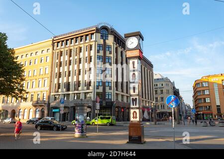 Horloge de Laima, servant de point de repère local et lieu de rencontre populaire à Riga, Lettonie Banque D'Images