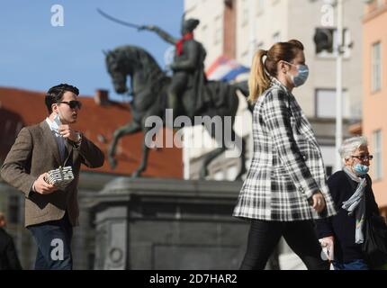 (201023) -- ZAGREB, le 23 octobre 2020 (Xinhua) -- les gens marchent sur la place Jelacic à Zagreb, en Croatie, le 22 octobre 2020. (Photo de Marko Lukunic/Xinhua) Banque D'Images