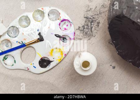 Projet d'art pour enfants en cours dans une salle de cuisine intérieure à la maison Banque D'Images