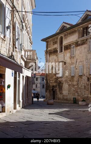 Une personne marchant dans une rue vide vers le Forum à Pula, Croatie Banque D'Images