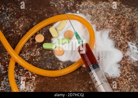 Seringue et médicaments sur fond rouillé sale. Seringue d'injection. Addiction Banque D'Images