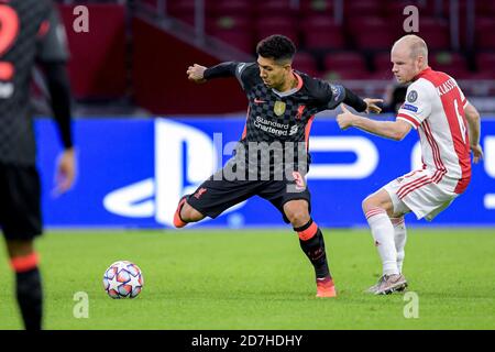 AMSTERDAM, PAYS-BAS - OCTOBRE 21 : Roberto Firmino du FC Liverpool, Davy Klaasen d'Ajax lors du match de la Ligue des champions de l'UEFA entre Ajax et Liverpool à l'arène Johan Cruijff le 21 octobre 2020 à Amsterdam, pays-Bas (photo de Gerrit van Keulen/Orange Pictures) Banque D'Images
