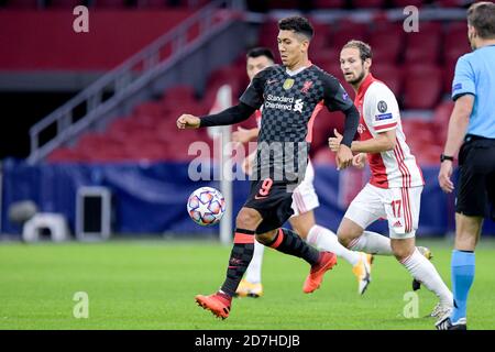 AMSTERDAM, PAYS-BAS - OCTOBRE 21 : Roberto Firmino du FC Liverpool, Daley Blind of Ajax lors du match de la Ligue des champions de l'UEFA entre Ajax et Liverpool à la Johan Cruijff Arena du 21 octobre 2020 à Amsterdam, pays-Bas (photo de Gerrit van Keulen/Orange Pictures) Banque D'Images