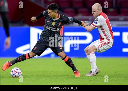 AMSTERDAM, PAYS-BAS - OCTOBRE 21 : Roberto Firmino du FC Liverpool, Davy Klaasen d'Ajax lors du match de la Ligue des champions de l'UEFA entre Ajax et Liverpool à l'arène Johan Cruijff le 21 octobre 2020 à Amsterdam, pays-Bas (photo de Gerrit van Keulen/Orange Pictures) Banque D'Images