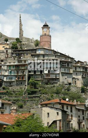 La ville de Tende sur les rives de la rivière la Roya dans les Alpes-Maritimes, France, Europe. Banque D'Images