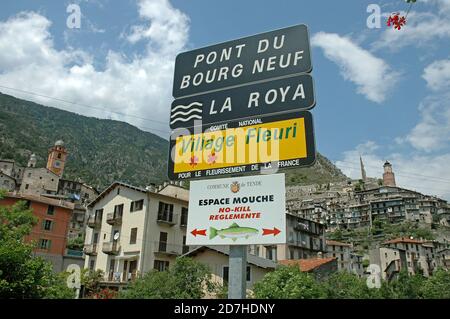 La ville de Tende sur les rives de la rivière la Roya dans les Alpes-Maritimes, France, Europe. Banque D'Images