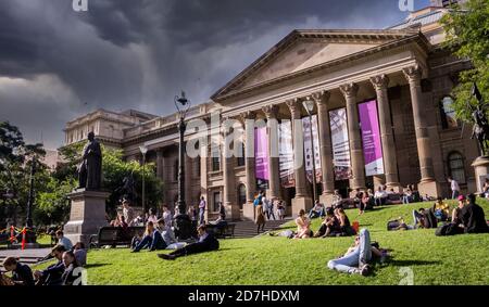 Nuages sombres surlong la bibliothèque de l'État de Victoria à Melboure Banque D'Images