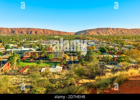 Vue aérienne sur les gratte-ciel d'Alice Springs en Australie depuis le point de vue d'Anzac Hill Memorial avec les principaux bâtiments du centre-ville d'Alice Springs. Cœur rouge Banque D'Images