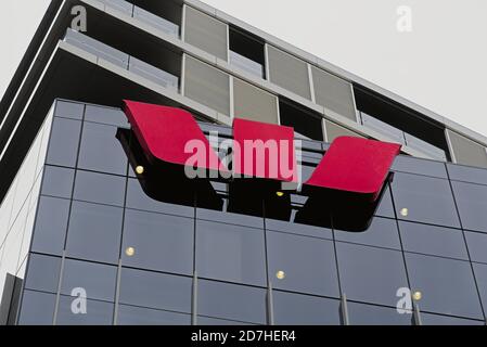 AUCKLAND, NOUVELLE-ZÉLANDE - 14 août 2019 : vue du panneau W du bureau de banque Westpac dans le centre-ville de Britomart Banque D'Images