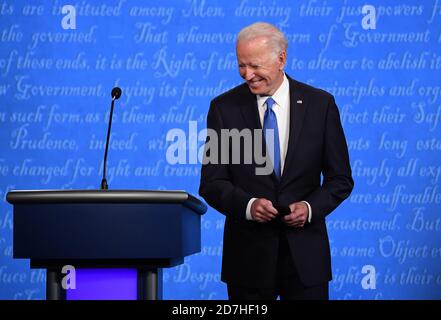 L'ancien vice-président Joe Biden, candidat démocrate à la présidence, arrive pour le débat présidentiel final avec le président Donald Trump, candidat républicain à la présidence, sur le campus de l'université de Belmont, à Nashville, Tennessee, le jeudi 22 octobre 2020. Crédit : Kevin Dietsch/Pool via CNP/MediaPunch Banque D'Images