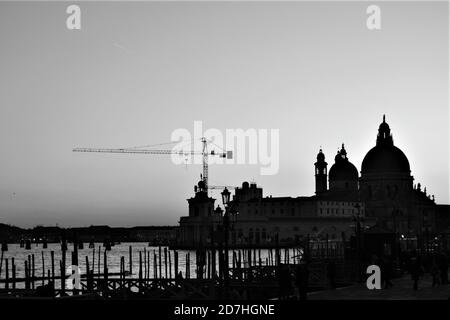 Vue panoramique sur la ville de Veneig, Italie. Basilique Saint-Marc en noir et blanc avec construction. Banque D'Images