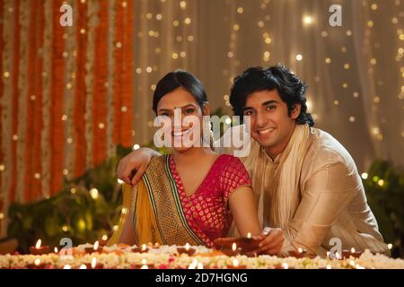 Jeune couple avec fête de diwali Banque D'Images