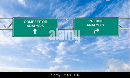 signalisation routière vers la concurrence et l'analyse des prix Banque D'Images