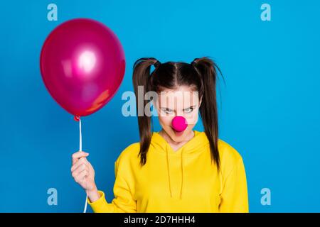 Gros plan portrait d'elle belle créepy mal fou la robe de fille à poil brun qui tient dans la boule d'hélium de la main isolé sur vif vif Banque D'Images