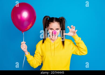 Gros plan portrait d'elle belle attrayante drôle agressive brun-cheveux fille clown tenant dans la main air ball prétendant attaquer maniaque isolé sur Banque D'Images