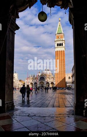 Touristes marchant sur la place St Marc, Piazza San Marco, Venise, Italie en face de St Marks Basil Banque D'Images