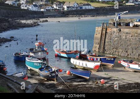 Bateaux à Coverack Harbour Cornwall Banque D'Images