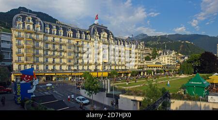 L'Hôtel Montreux Palace lors du festival annuel de Jazz 2005 qui se tient à Montreux sur les rives du lac Léman en Suisse. Banque D'Images