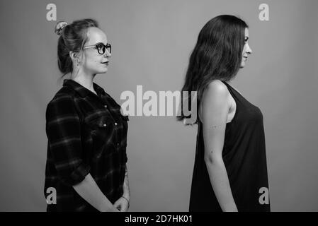 Deux jeunes belles amies sur fond gris Banque D'Images