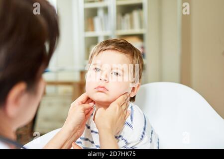 Enfant malade avec des amygdales gonflées à l'examen au pédiatre Banque D'Images