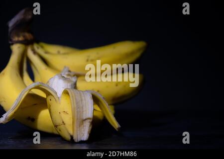 Bouquet de bananes sur fond sombre. Banque D'Images