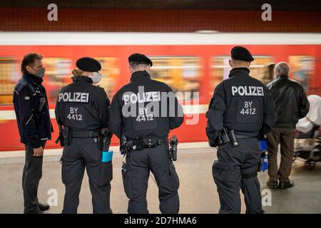 Nuremberg, Allemagne. 23 octobre 2020. Des policiers et un employé du VAG (Verkehrs-Aktiengesellschaft Nürnberg) font une patrouille à la gare centrale pour vérifier que les masques sont portés. Le 23.10. Il y aura des contrôles nationaux sur les transports publics en Bavière pour s'assurer que les masques sont portés. Credit: Daniel Karmann/dpa/Alay Live News Banque D'Images