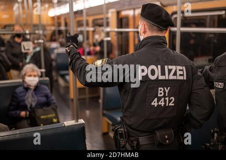 Nuremberg, Allemagne. 23 octobre 2020. Les policiers font une patrouille dans un métro pour vérifier que les masques sont portés. Le 23.10., les transports publics seront inspectés dans toute la Bavière pour s'assurer que les masques sont portés. Credit: Daniel Karmann/dpa/Alay Live News Banque D'Images