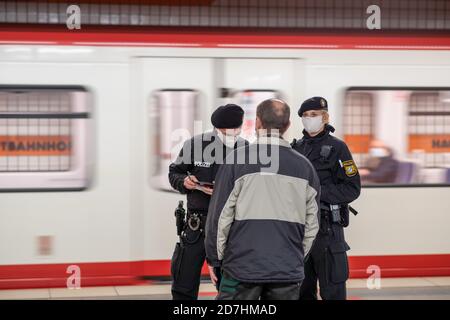 Nuremberg, Allemagne. 23 octobre 2020. Les policiers émettent un avertissement à un passager d'une station de métro pour non-respect de l'obligation de masque. Le 23.10., des contrôles nationaux seront effectués sur les transports publics en Bavière pour s'assurer que les masques sont portés. Credit: Daniel Karmann/dpa/Alay Live News Banque D'Images