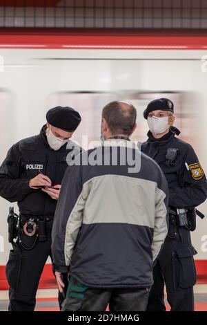 Nuremberg, Allemagne. 23 octobre 2020. Les policiers émettent un avertissement à un passager d'une station de métro pour non-respect de l'obligation de masque. Le 23.10., des contrôles nationaux seront effectués sur les transports publics en Bavière pour s'assurer que les masques sont portés. Credit: Daniel Karmann/dpa/Alay Live News Banque D'Images