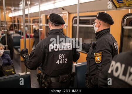 Nuremberg, Allemagne. 23 octobre 2020. Les policiers font une patrouille dans un métro pour vérifier que les masques sont portés. Le 23.10., les transports publics seront inspectés dans toute la Bavière pour s'assurer que les masques sont portés. Credit: Daniel Karmann/dpa/Alay Live News Banque D'Images