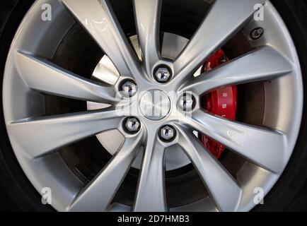 Hambourg, Allemagne. 21 octobre 2020. Un logo Tesla est visible sur la jante et le segment de frein d'un véhicule électrique Tesla modèle X au nouveau centre de service Tesla. Credit: Christian Charisius/dpa/Alay Live News Banque D'Images