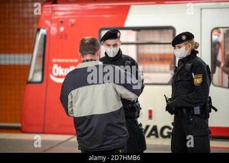 Nuremberg, Allemagne. 23 octobre 2020. Les policiers émettent un avertissement à un passager d'une station de métro pour non-respect de l'obligation de masque. Le 23.10., des contrôles nationaux seront effectués sur les transports publics en Bavière pour s'assurer que les masques sont portés. Credit: Daniel Karmann/dpa/Alay Live News Banque D'Images