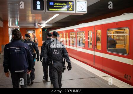 Nuremberg, Allemagne. 23 octobre 2020. Des policiers et un employé du VAG (Verkehrs-Aktiengesellschaft Nürnberg) font une patrouille à la gare centrale pour vérifier que les masques sont portés. Le 23.10. Il y aura des contrôles nationaux sur les transports publics en Bavière pour s'assurer que les masques sont portés. Credit: Daniel Karmann/dpa/Alay Live News Banque D'Images