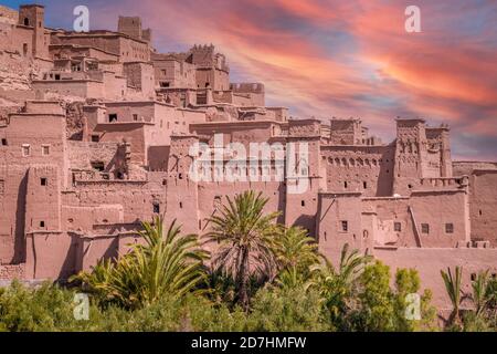 Coucher de soleil sur village fortifié et maisons en argile, ait Benhaddou, Maroc Banque D'Images