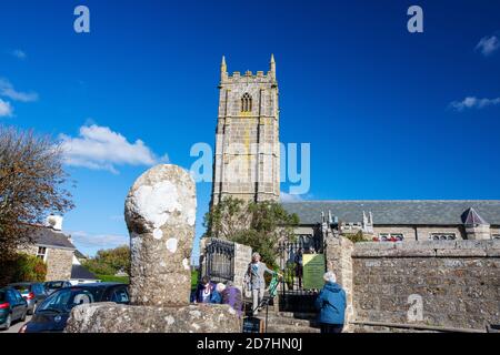 Église Saint-Buryan dans l'ouest des Cornouailles avec une ancienne croix en pierre. Banque D'Images