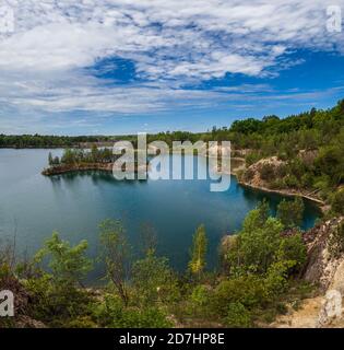 Été Basalt piliers Réserve géologique et lac Basaltove, district de Kostopil de la région de Rivne, Ukraine. Banque D'Images