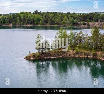 Été Basalt piliers Réserve géologique et lac Basaltove, district de Kostopil de la région de Rivne, Ukraine. Banque D'Images