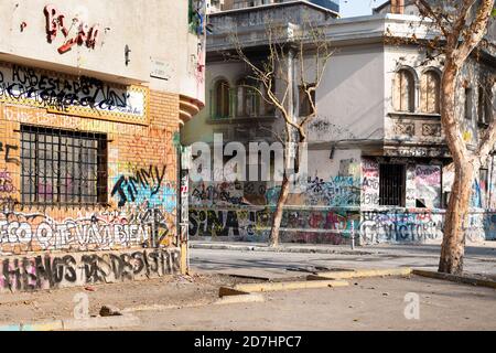 Santiago, Chili - 01 mars 2020: La destruction de la zone zéro, le quartier du centre-ville où protestation quotidienne, marches et confrontation avec la police h Banque D'Images