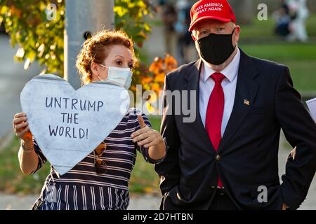 Nashville, Tennessee, États-Unis, 22 octobre 2020 la sécurité a été serrée sur le campus de l'université de Belmont à la veille du débat présidentiel final entre le président Donald Trump et l'ancien vice-président Joe Biden. Les supporters de chaque candidat présentent des affiches et des bannières. Un partisan de Biden portant un panneau intitulé « UnTrump the World » parle à un partisan de Trump qui porte une casquette DE MAGA. Banque D'Images