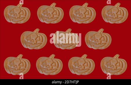 Motif de pain d'épice brut en forme de citrouille sur un tapis de cuisson en silicone rouge. Le concept de célébrer Halloween Banque D'Images