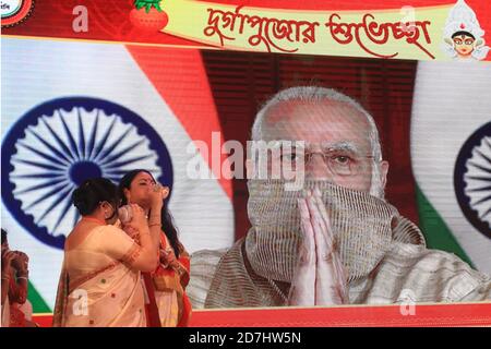 Le Premier ministre Narendra Modi a inauguré Durga Puja Pandals à Kolkata par vidéoconférence aujourd'hui alors que les célébrations de cinq jours commencent au Bengale occidental dans le contexte de la pandémie.le BJP affirme avoir pris des dispositions élaborées pour la visualisation en direct de l'adresse virtuelle du PM Modi au peuple. Des écrans de télévision ont été installés dans les 78,000 zones du stand d'élection à travers l'État. Le premier ministre inaugurera pratiquement un pantal que BJP a mis en place à Salt Lake à Kolkata dans un centre culturel dirigé par le ministère de la Culture du gouvernement central. (Photo de Dipa Chakraborty/Pacific Press) Banque D'Images