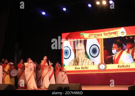 Le Premier ministre Narendra Modi a inauguré Durga Puja Pandals à Kolkata par vidéoconférence aujourd'hui alors que les célébrations de cinq jours commencent au Bengale occidental dans le contexte de la pandémie.le BJP affirme avoir pris des dispositions élaborées pour la visualisation en direct de l'adresse virtuelle du PM Modi au peuple. Des écrans de télévision ont été installés dans les 78,000 zones du stand d'élection à travers l'État. Le premier ministre inaugurera pratiquement un pantal que BJP a mis en place à Salt Lake à Kolkata dans un centre culturel dirigé par le ministère de la Culture du gouvernement central. (Photo de Dipa Chakraborty/Pacific Press) Banque D'Images