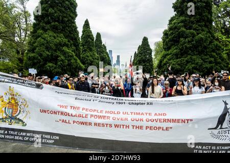 Melbourne, Australie. 23 octobre 2020. Les manifestants tiennent une bannière au Sanctuaire du souvenir pendant la manifestation.environ 200 à 300 manifestants se sont rassemblés pour le rassemblement du jour de la liberté en opposition aux restrictions de Covid19. La manifestation a commencé au Temple du souvenir de Melbourne où des manifestants ont tenu des pancartes tout en scandant des slogans contre le Premier ministre Daniel Andrews de sévères restrictions en raison de Covid 19. Crédit : SOPA Images Limited/Alamy Live News Banque D'Images