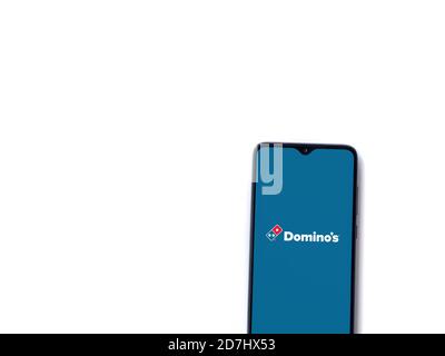 LOD, Israël - 8 juillet 2020 : écran de lancement de l'application Domino's Pizza Israel avec logo sur l'affichage d'un smartphone mobile noir isolé sur fond blanc Banque D'Images