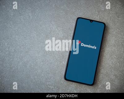 LOD, Israël - 8 juillet 2020 : écran de lancement de l'application Domino's Pizza Israel avec logo sur l'écran d'un smartphone mobile noir sur fond de pierre céramique. Banque D'Images