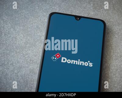 LOD, Israël - 8 juillet 2020 : écran de lancement de l'application Domino's Pizza Israel avec logo sur l'écran d'un smartphone mobile noir sur fond de pierre céramique. Banque D'Images